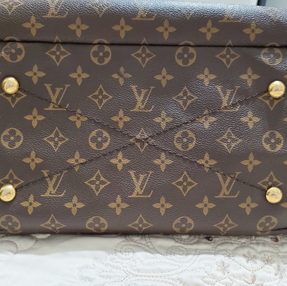 Louis Vuitton Hobo Handbag - Picture 2 of 7